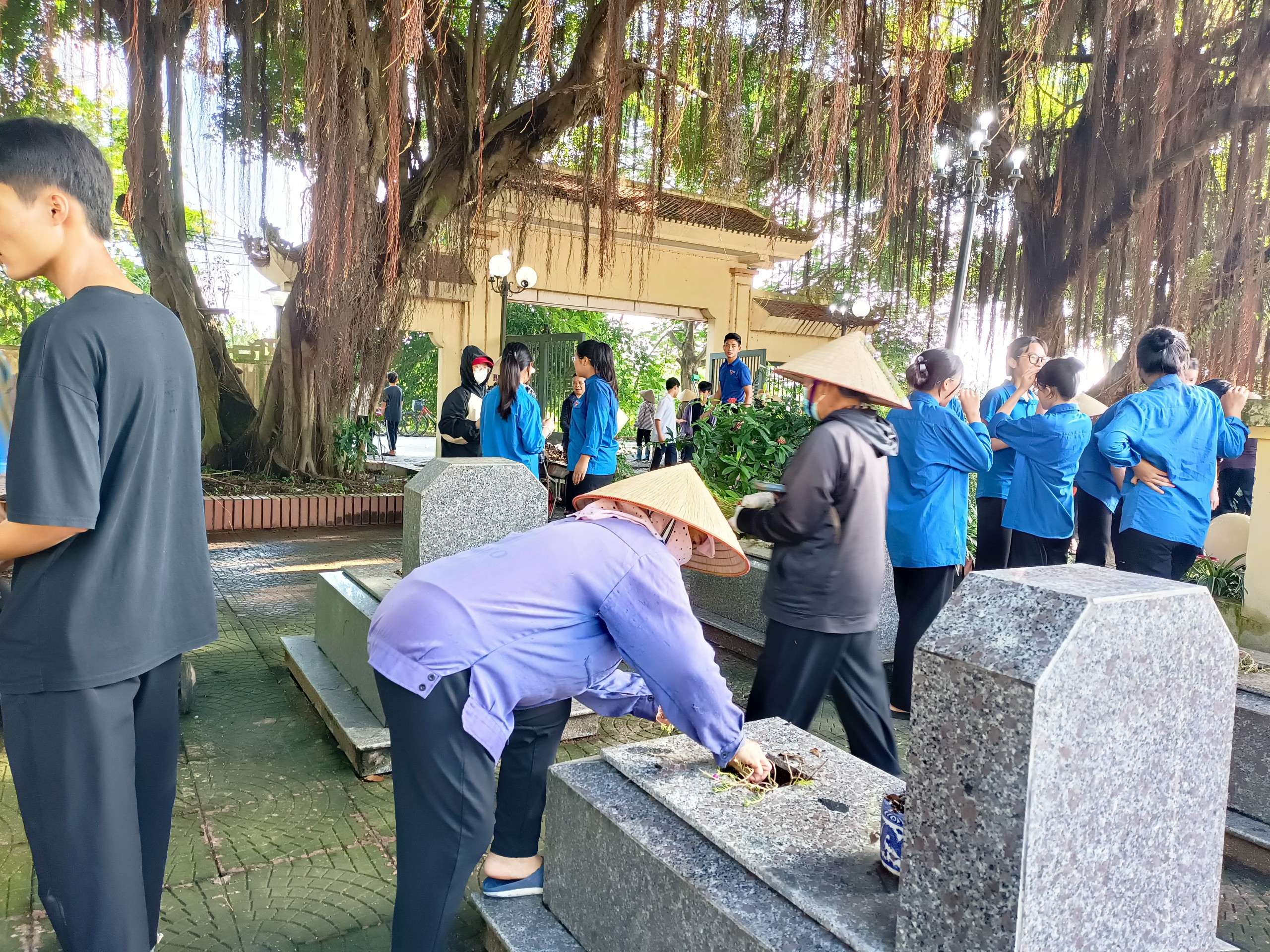 Tổng dọn vệ sinh nghĩa trang liệt sỹ - một hoạt động thiết thực chào mừng kỷ niệm 77 năm Ngày thương binh liệt sỹ (27/7/1947- 27/7/2024)
