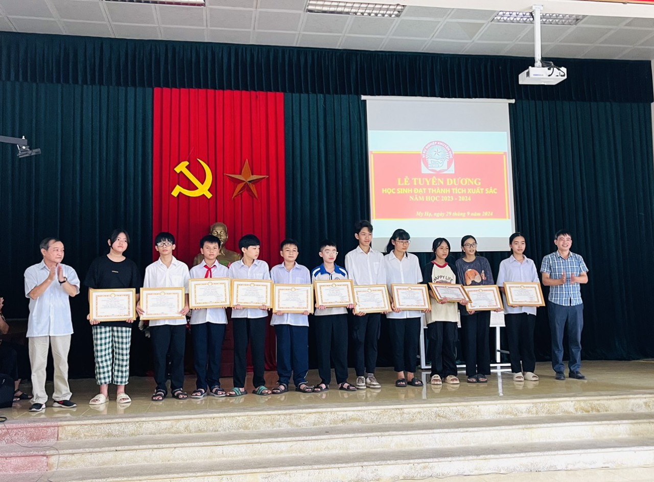 CHI HỘI KHUYẾN HỌC THÔN MY HẠ, XÃ THANH MAI TỔ CHỨC TUYÊN DƯƠNG, KHEN THƯỞNG CÁC EM HỌC SINH ĐẠT THÀNH TÍCH XUẤT SẮC NĂM HỌC 2023 - 2024