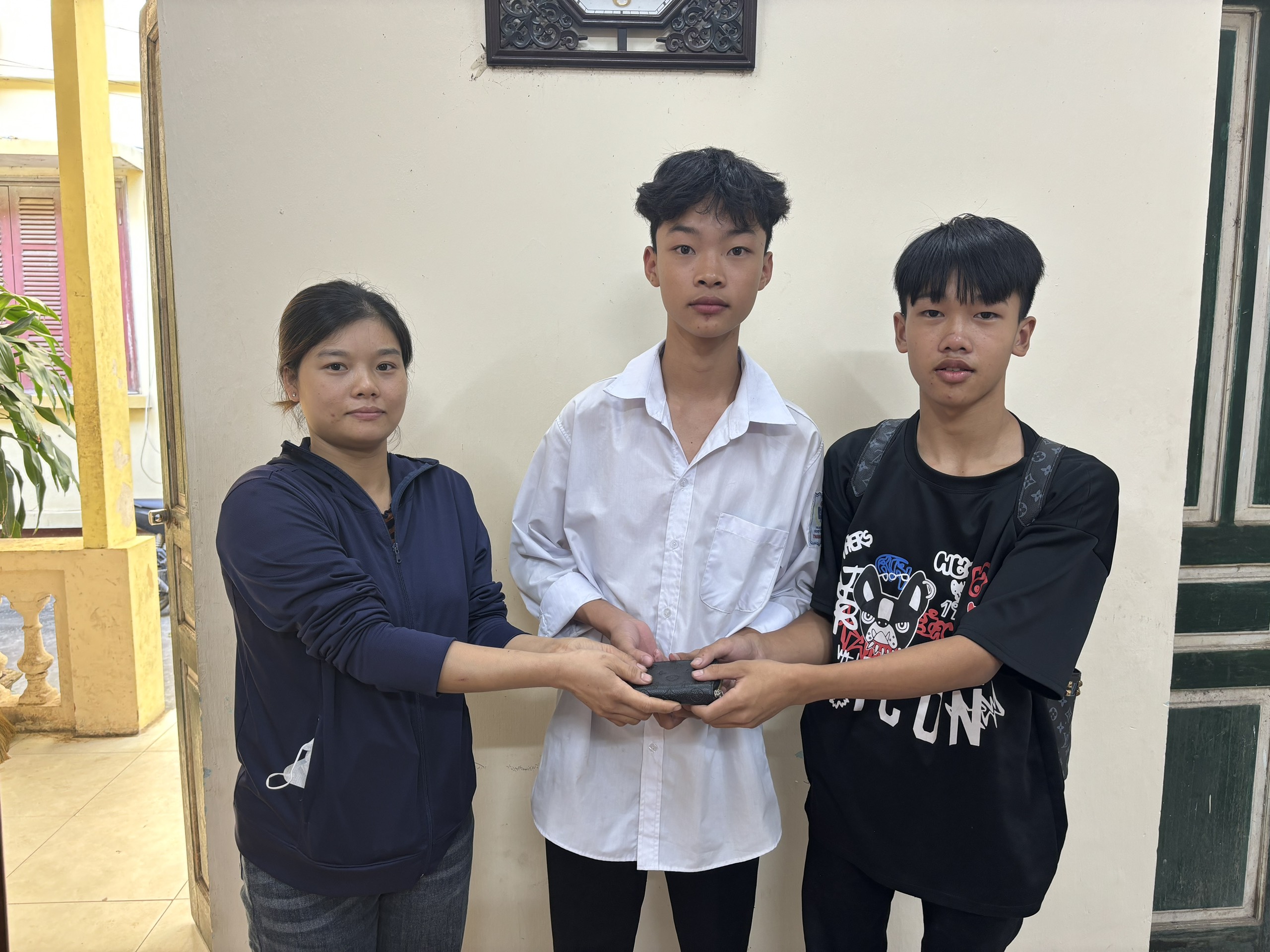 NHẶT ĐƯỢC CỦA RƠI, TRẢ NGƯỜI ĐÁNH MẤT