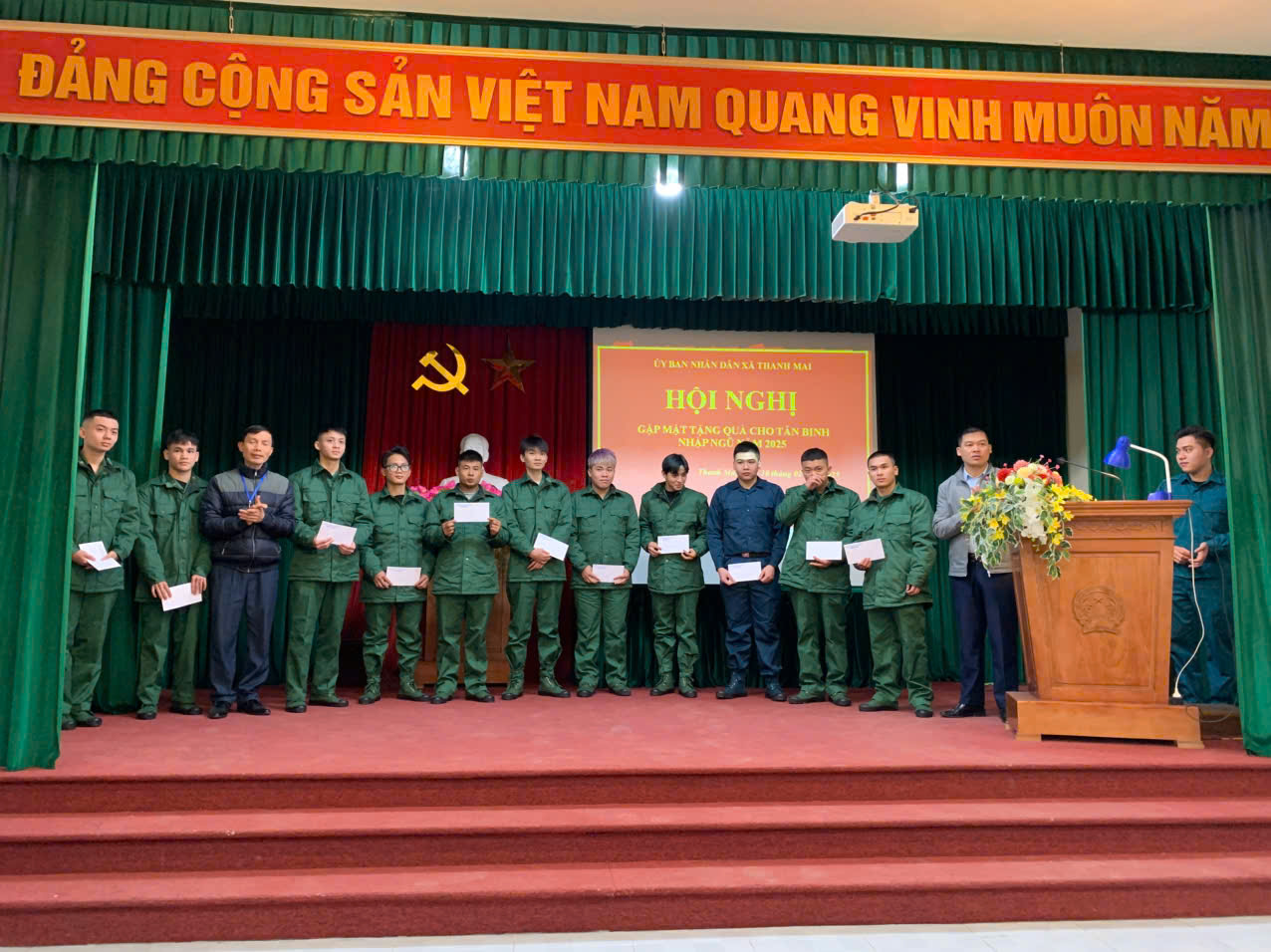 XÃ THANH MAI GẶP MẶT TẶNG QUÀ CHO CÁC TÂN BINH NHẬP NGŨ NĂM 2025